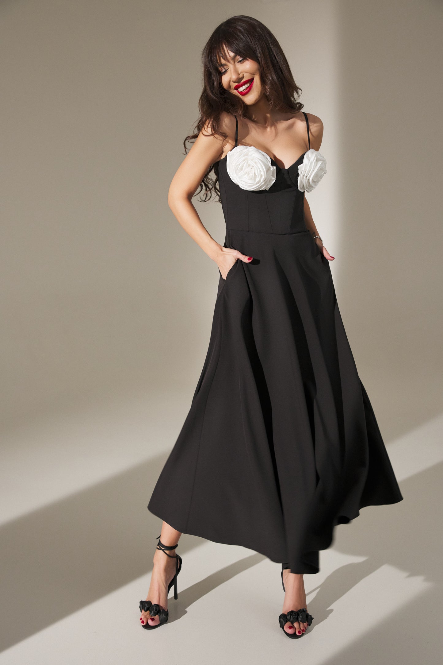 Rochie midi neagra cu trandafiri